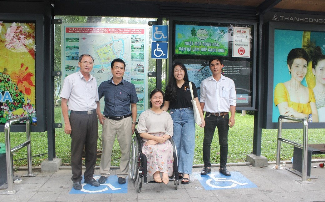 Thừa Thiên Huế: Nghiệm thu nhà chờ xe buýt có hạng mục tiếp cận cho người khuyết tật